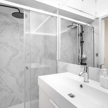 Whome Lisbon's Kept Secret: 2-bed W/ac & Patio 아파트 리스본