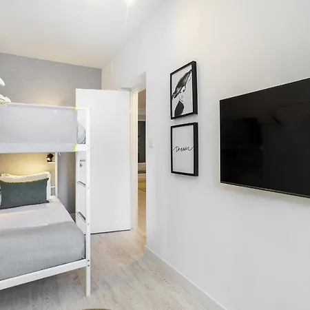 Whome Lisbon's Kept Secret: 2-bed W/ac & Patio Appartement