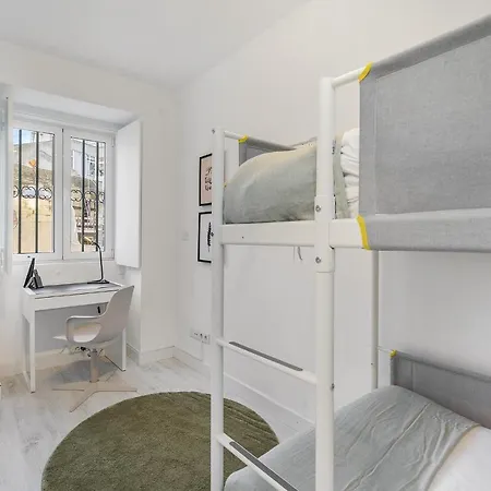 Whome Lisbon's Kept Secret: 2-bed W/ac & Patio * ליסבון